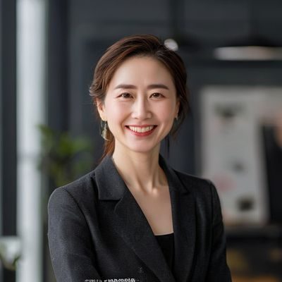 掌中的美母创始人陈悦的专业形象照，她面带自信微笑，穿着简洁优雅，背景是品牌工作室